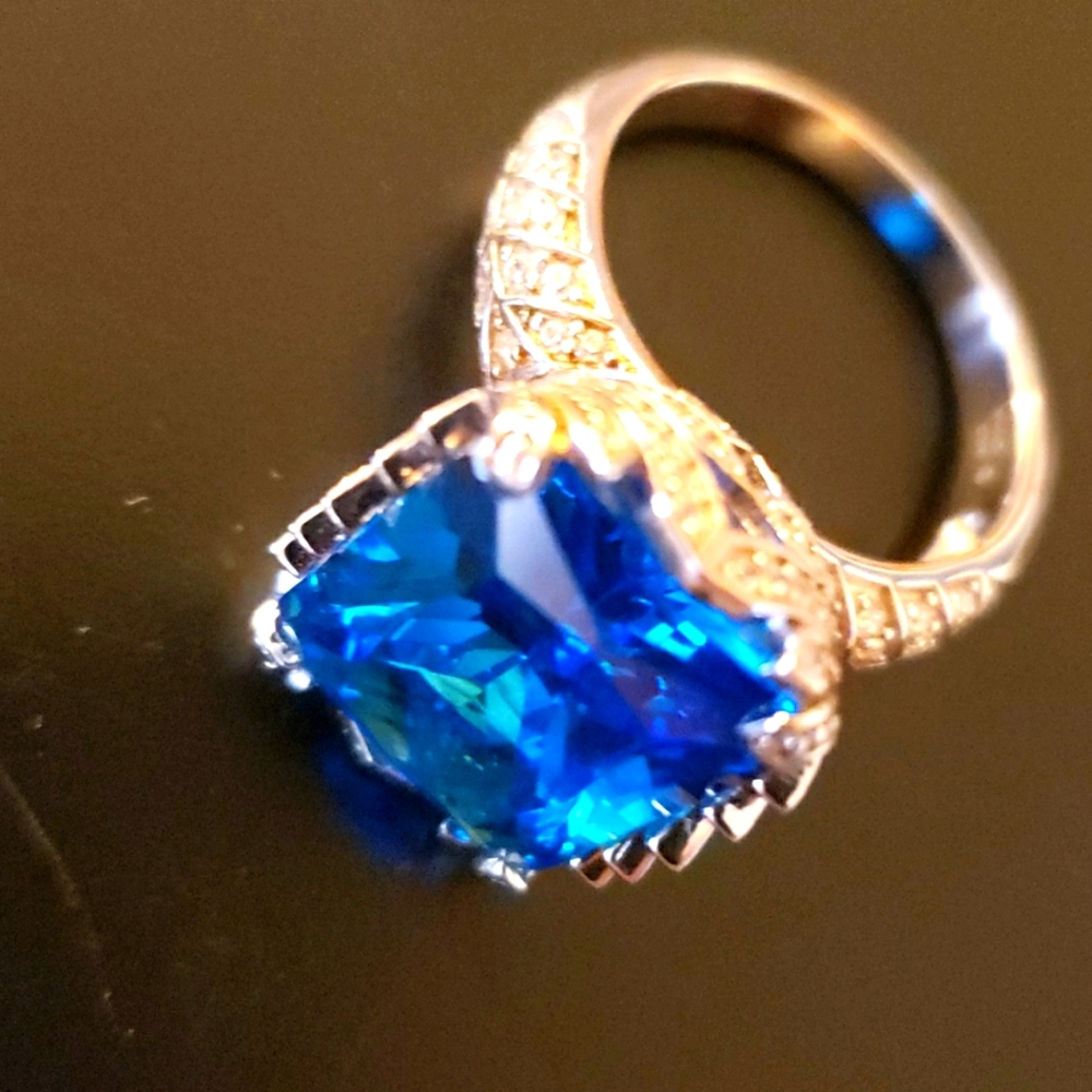 Sterling Silver 19.5 ctw zirconium stone.